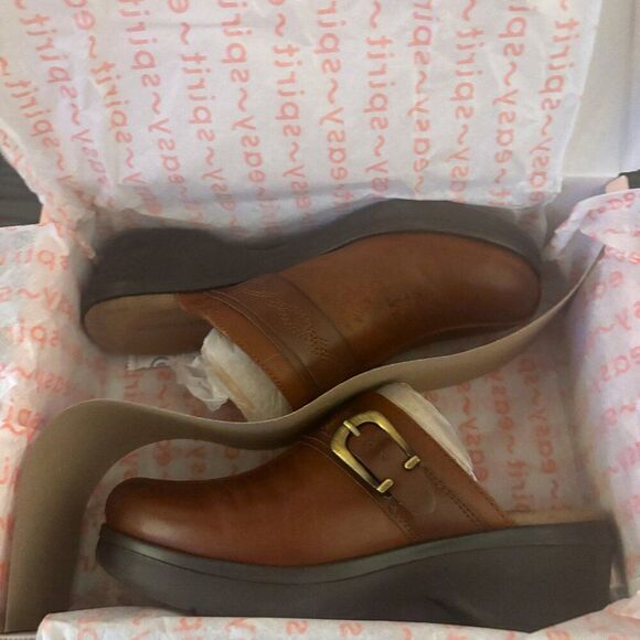 Easy Spirit Women's Pine Clog, Brown 210, 6 Wide - Picture 1 of 6